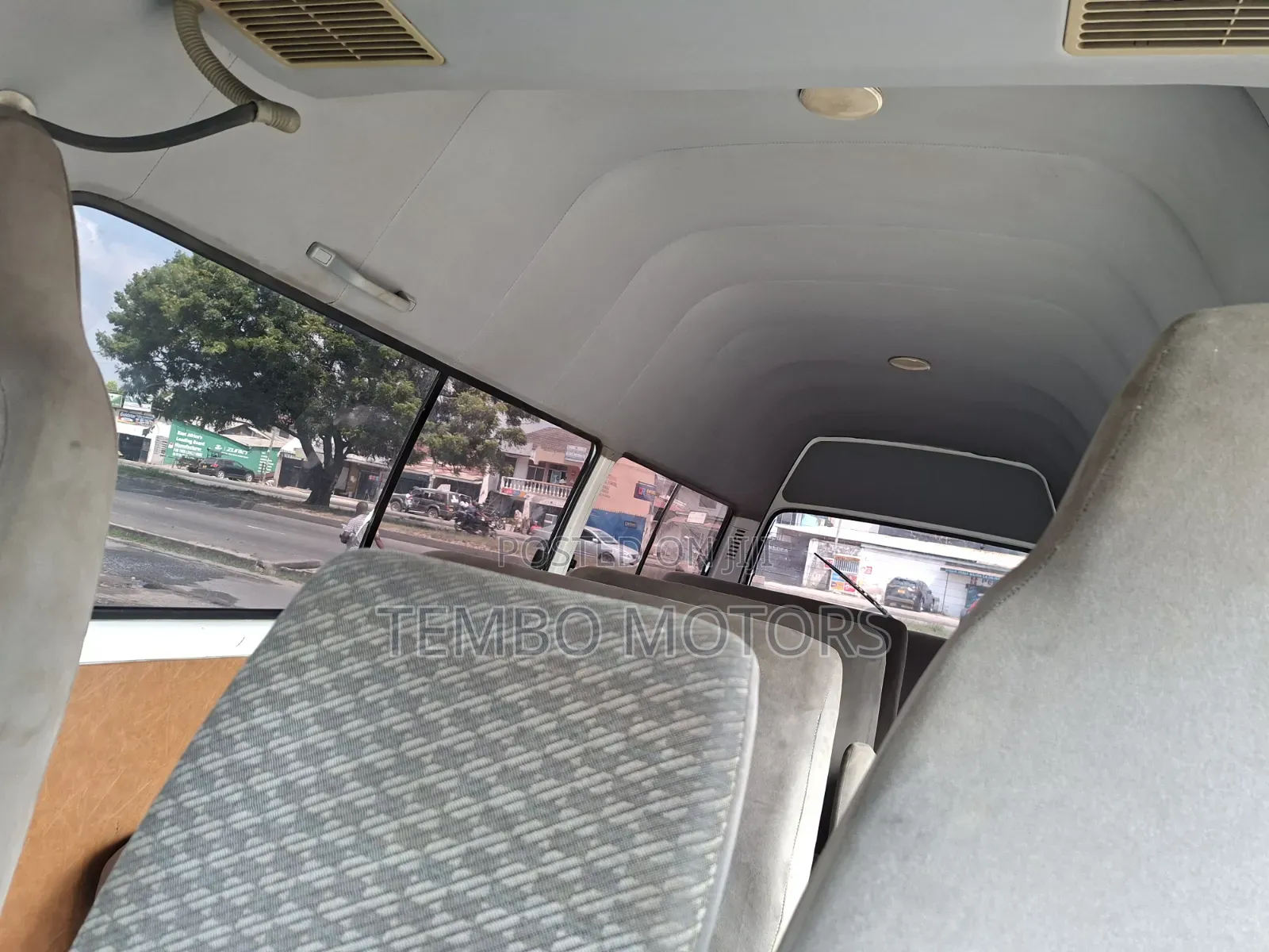 Toyota HiAce 2000 White