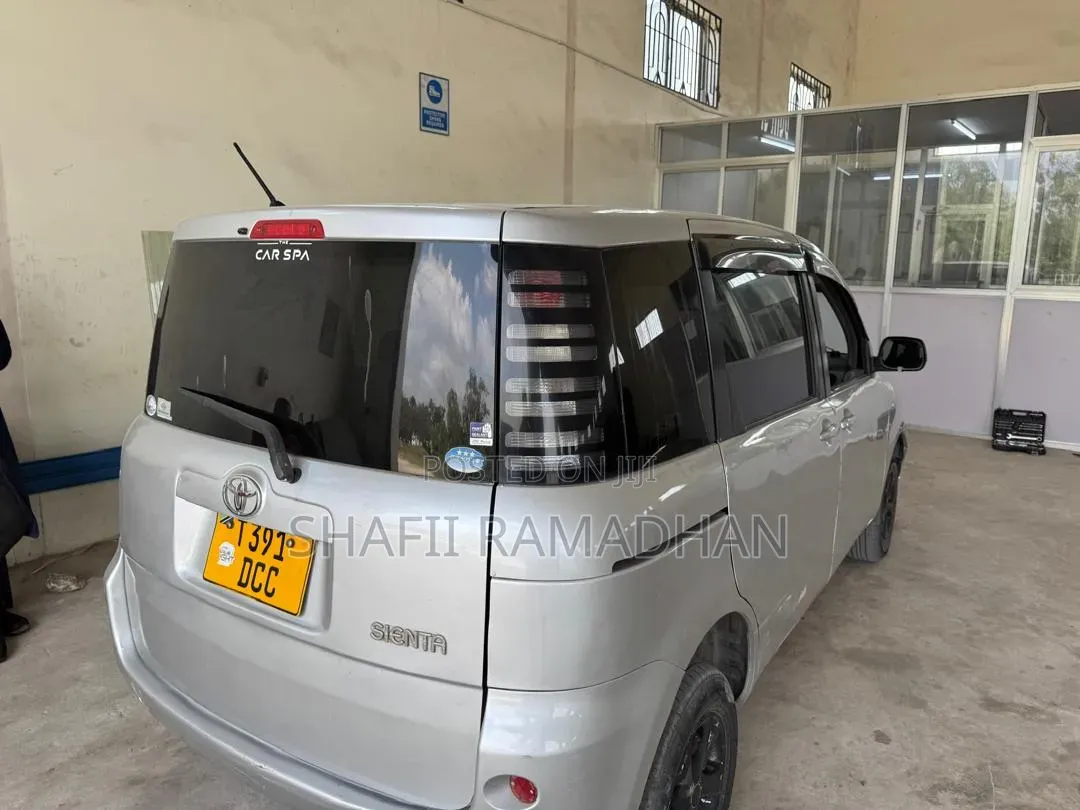 Toyota Sienta 2008 Silver