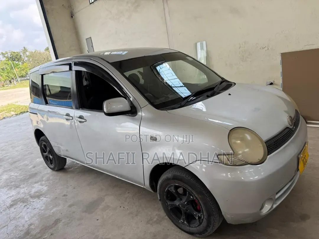 Toyota Sienta 2008 Silver