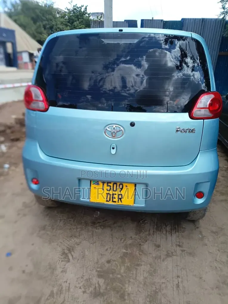 Toyota Porte 2010 Blue