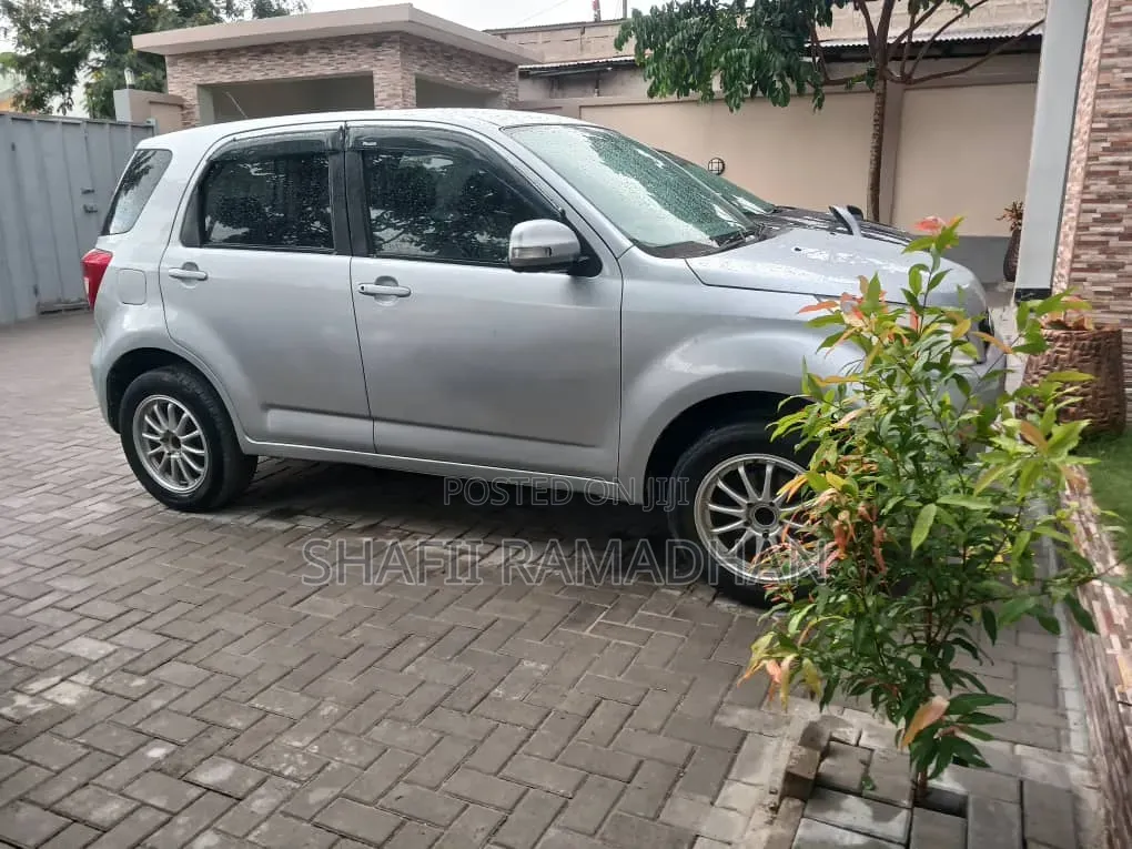 Toyota Rush 2010 Silver