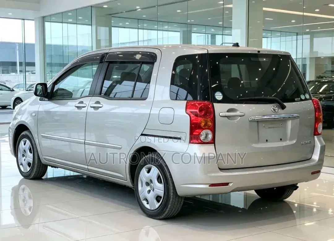 Toyota Raum 2006 Silver