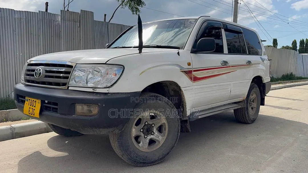 Toyota Land Cruiser 2005 White