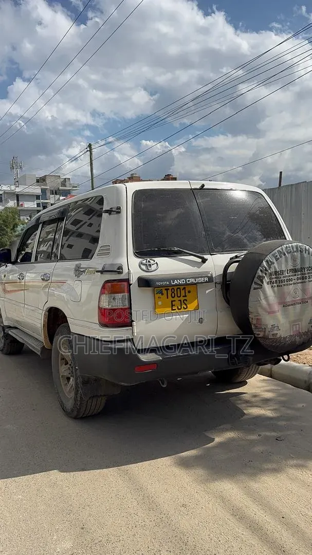 Toyota Land Cruiser 2005 White