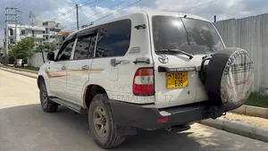 Toyota Land Cruiser 2005 White