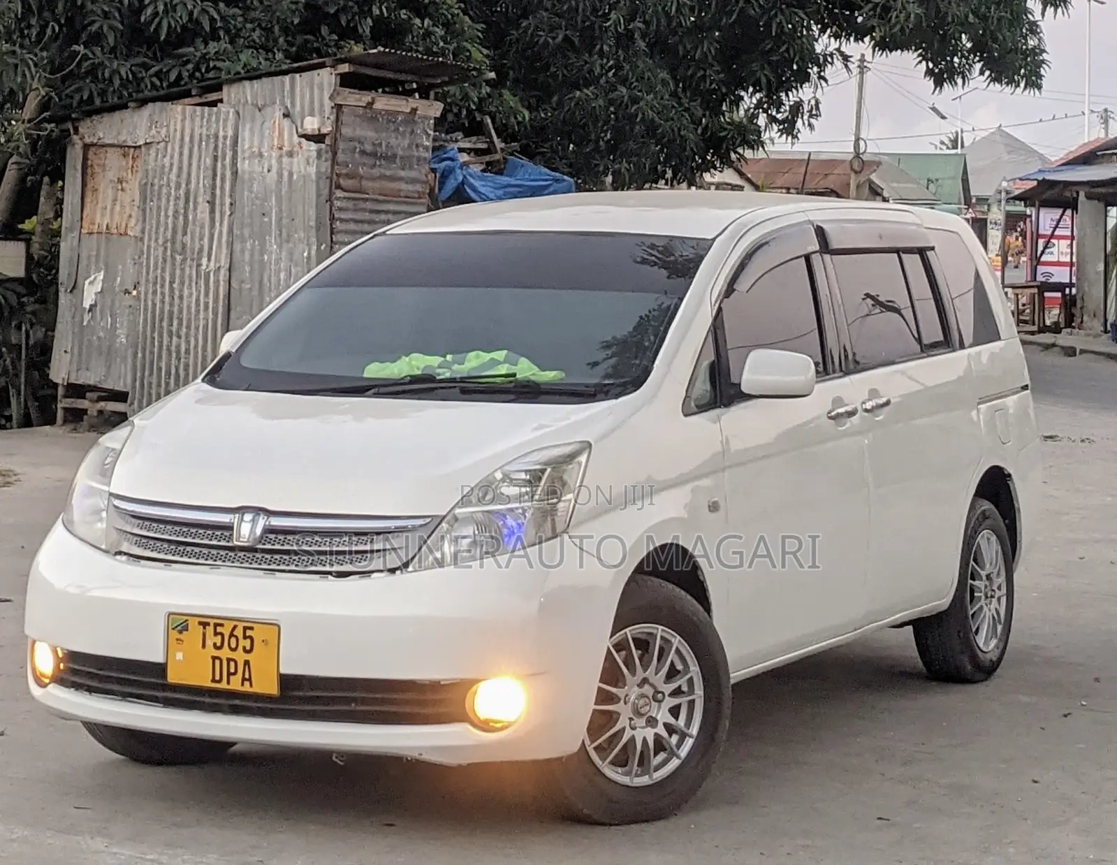 Toyota ISIS 2004 White