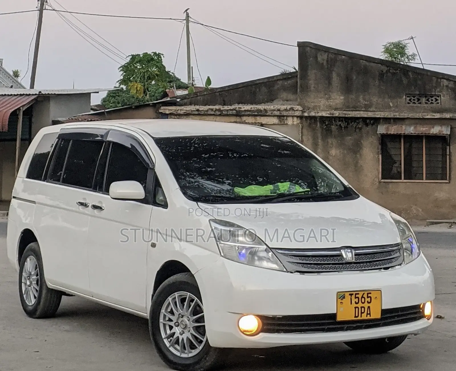 Toyota ISIS 2004 White
