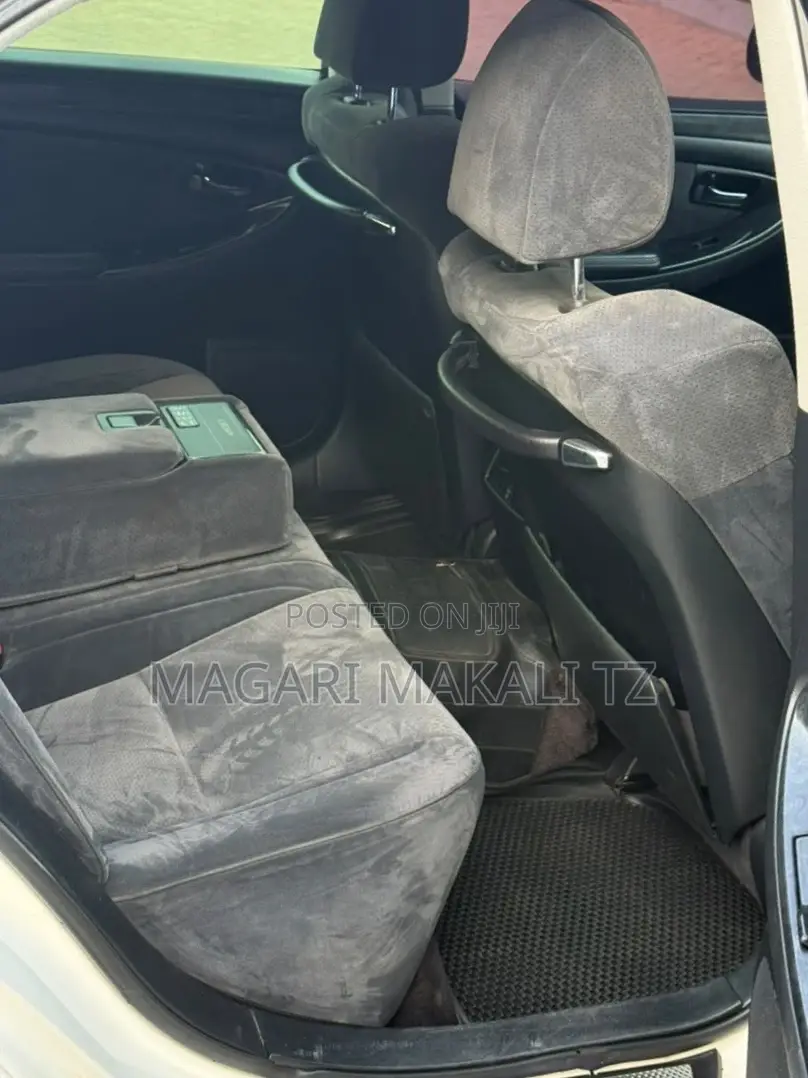 Toyota Crown 2006 White