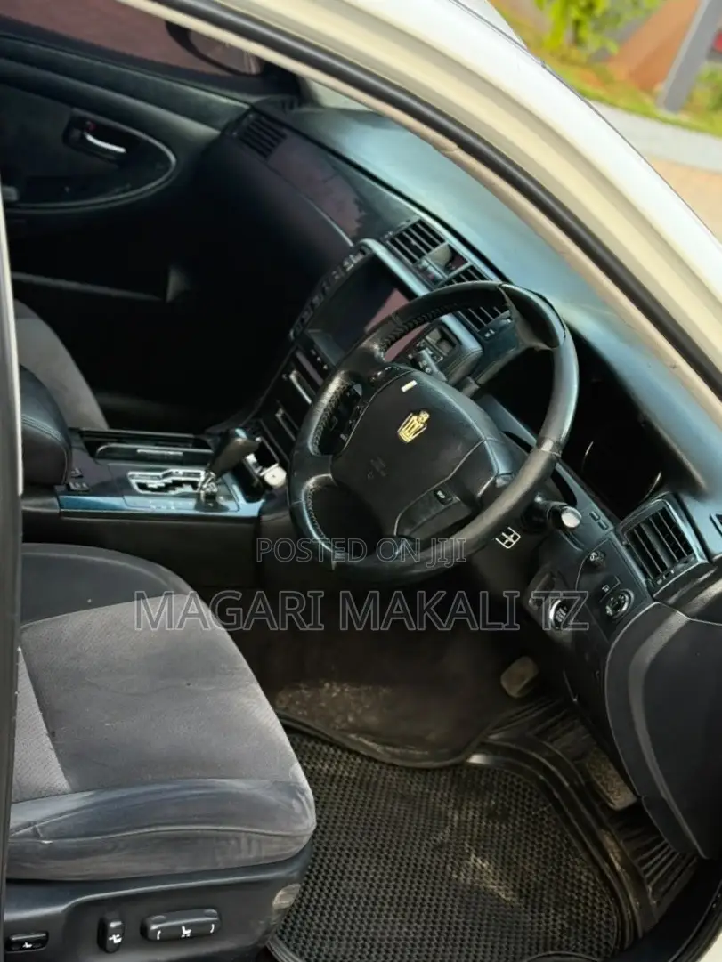 Toyota Crown 2006 White