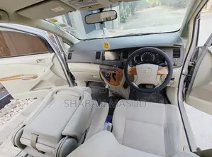 Toyota ISIS 1.8 L 2008 Silver