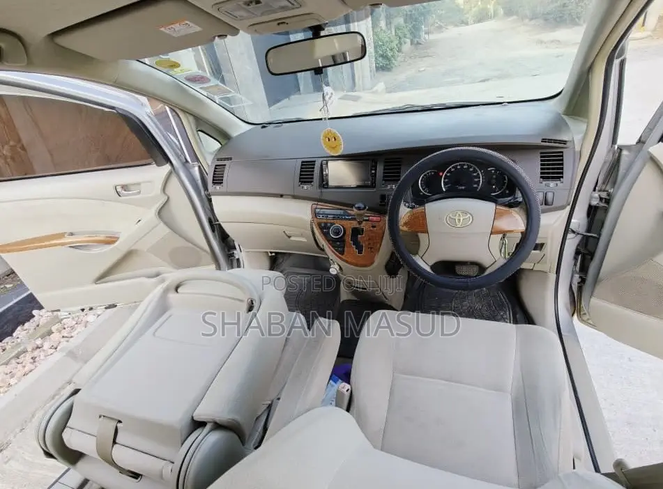 Toyota ISIS 1.8 L 2008 Silver