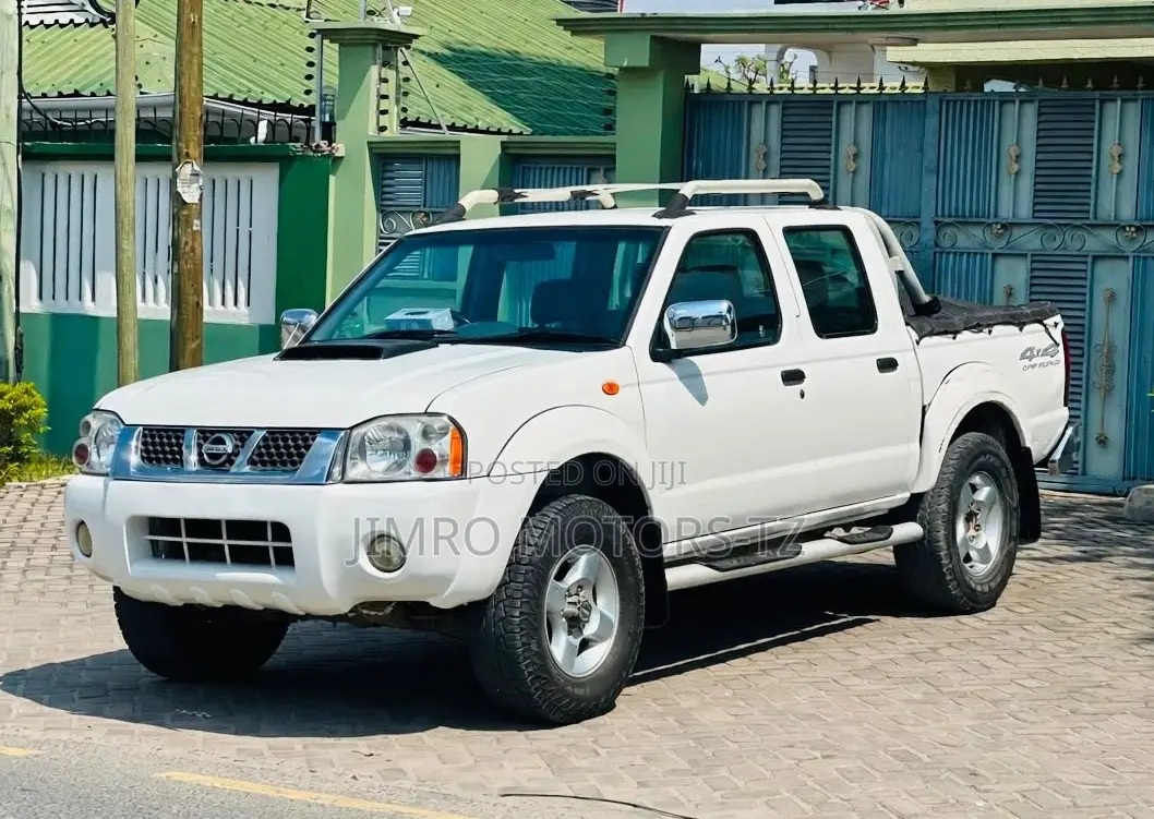 Nissan Hardbody 2015 White