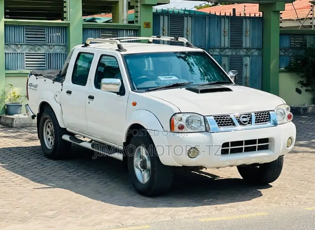 Nissan Hardbody 2015 White