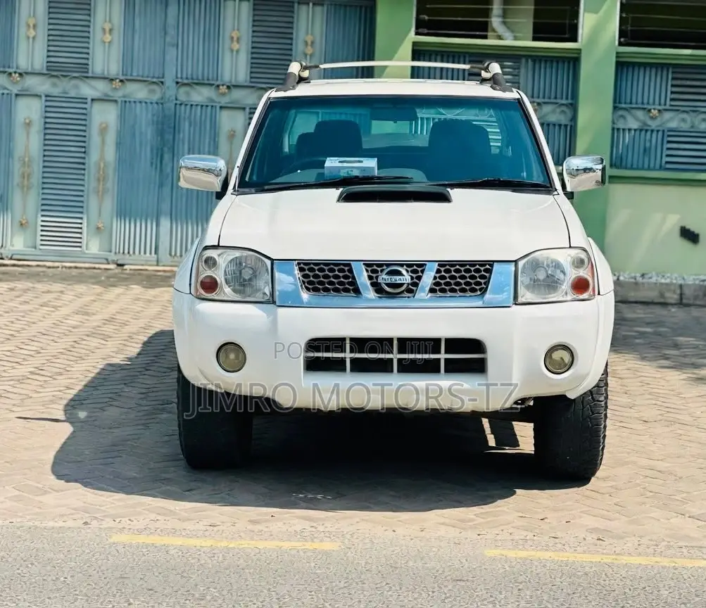 Nissan Hardbody 2015 White