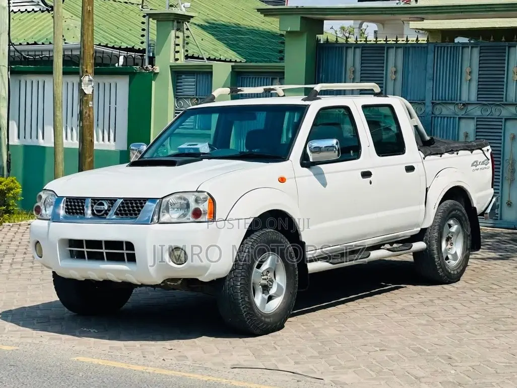 Nissan Hardbody 2015 White