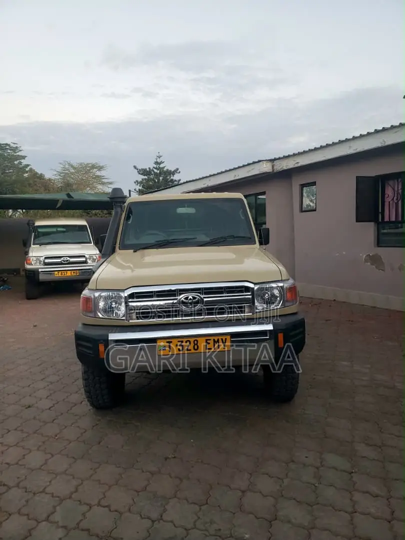 Toyota Land Cruiser 2016 Gold
