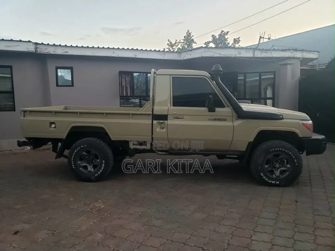 Toyota Land Cruiser 2016 Gold