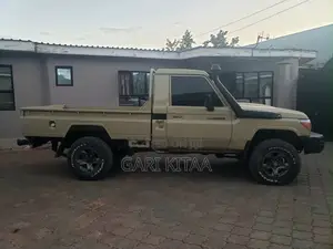 Toyota Land Cruiser 2016 Gold