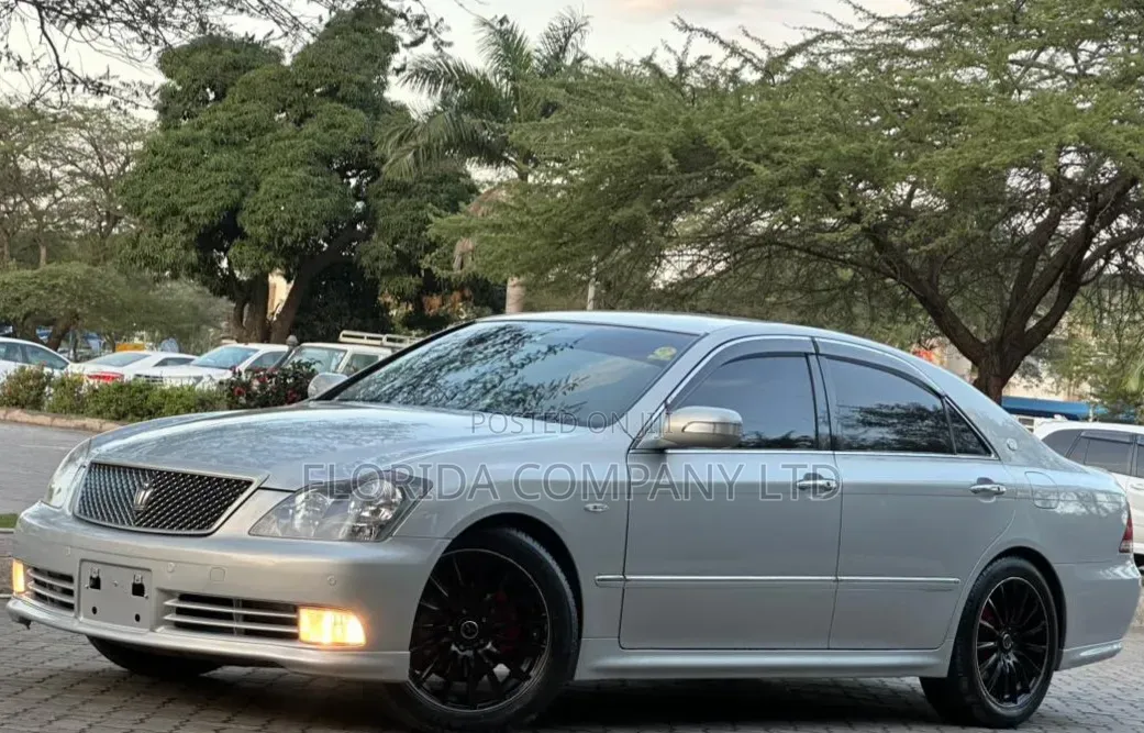 Toyota Crown Royale 2005