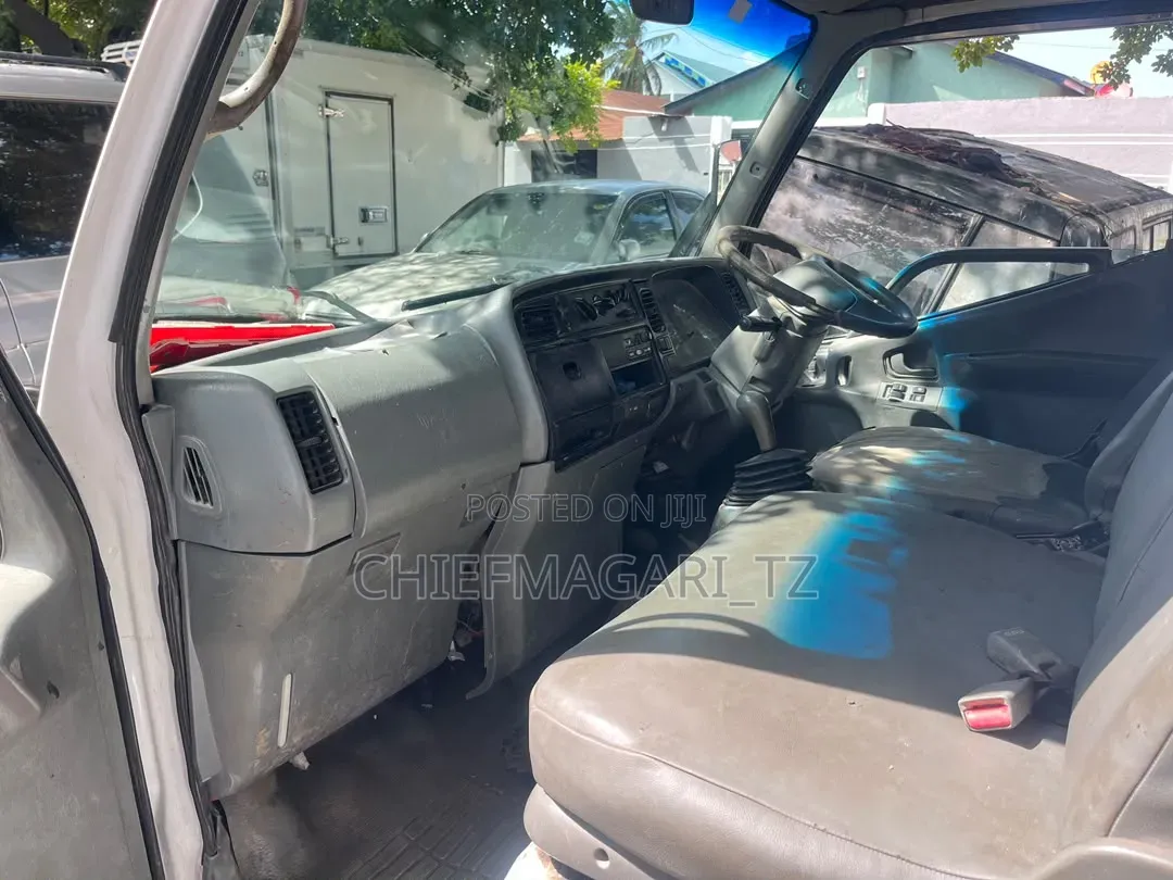 Mitsubishi Canter 2000 White