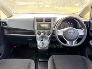 Toyota Ractis 2010 Silver