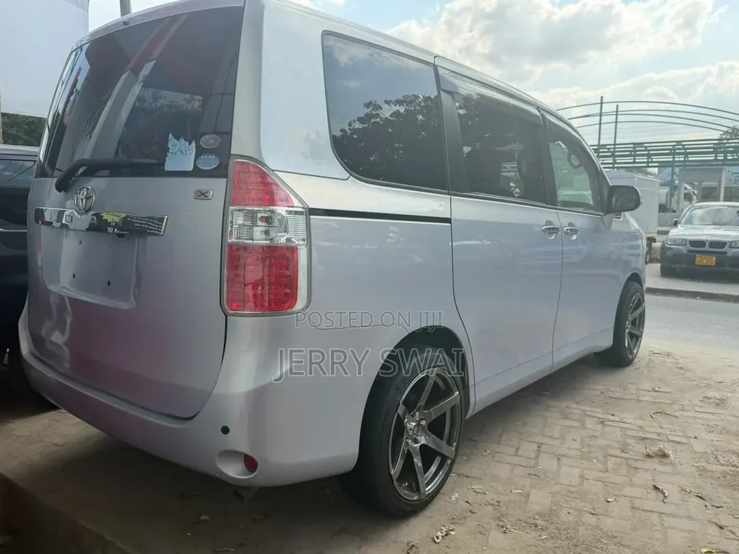 Toyota Noah 2009 Silver