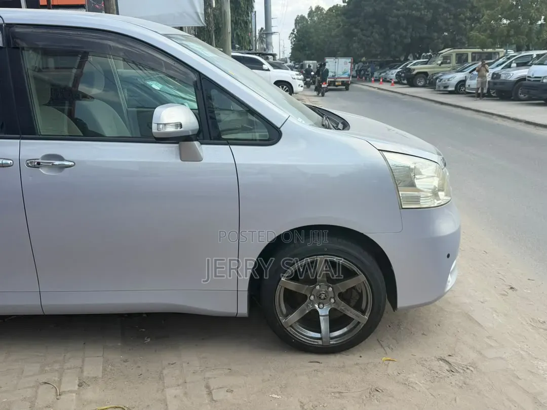 Toyota Noah 2009 Silver