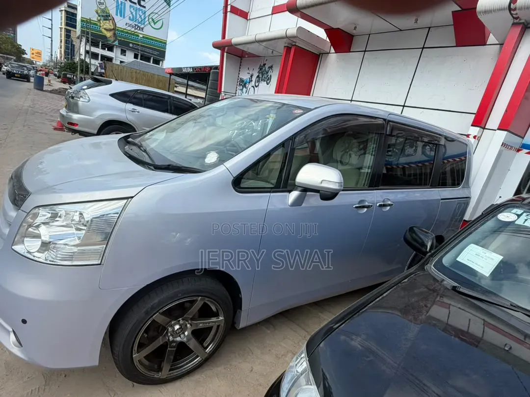 Toyota Noah 2009 Silver