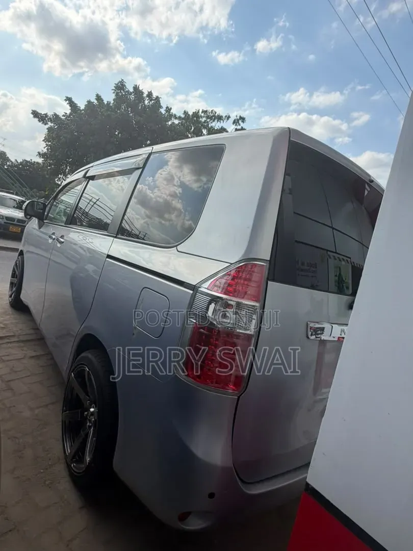 Toyota Noah 2009 Silver