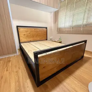 Kitanda Full Na Side Table Yake Na Benchi Yake