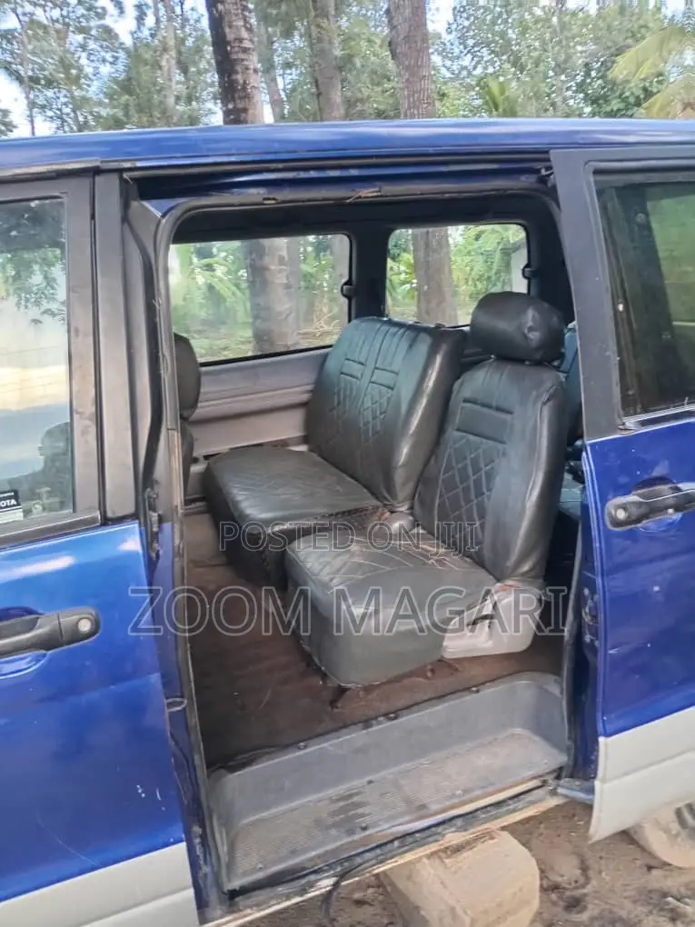 Toyota Noah 2004 Blue