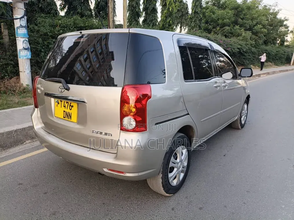 Toyota Raum 2005 Gold