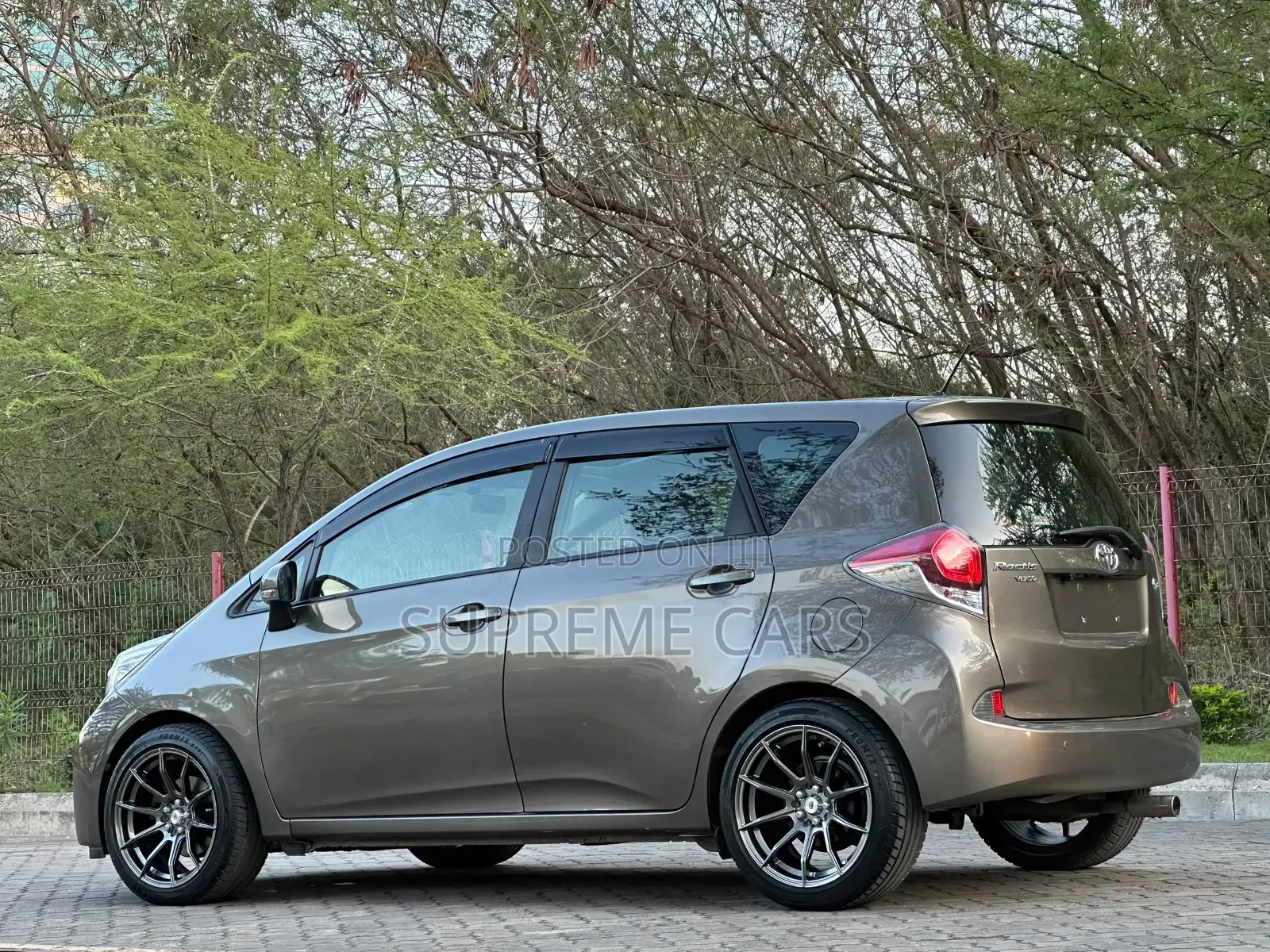 Toyota Ractis 2015 Beige