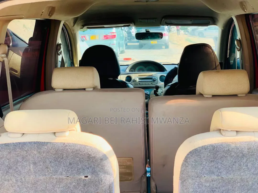 Toyota Sienta 2005 Red