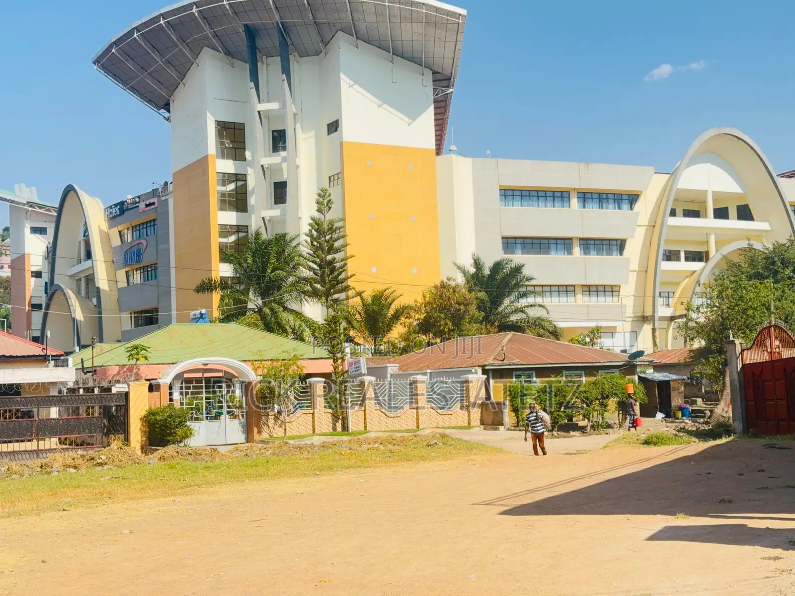 Kiwanja Kinauzwa Pembeni Ya Rock City Mall