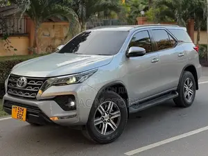 Toyota Fortuner 2.4 D AWD 2021 Silver