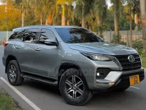 Toyota Fortuner 2.4 D AWD 2021 Silver