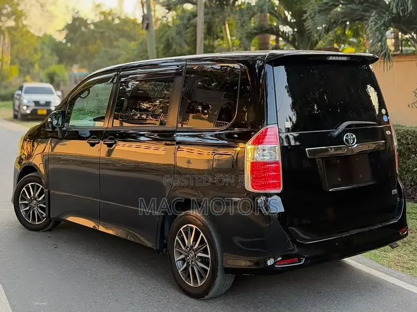 Toyota Noah 2.0 143hp FWD (8 Seater) 2009 Black