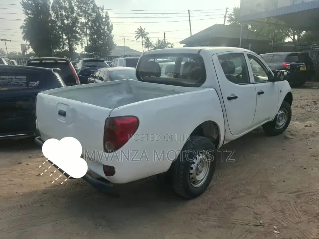 Mitsubishi L200 2009 White