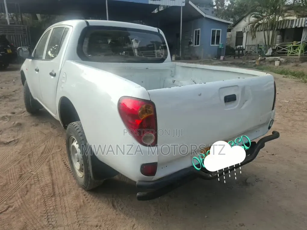 Mitsubishi L200 2009 White