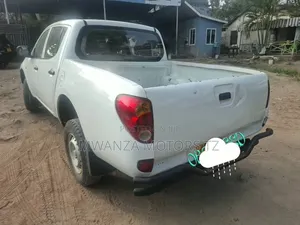 Mitsubishi L200 2009 White