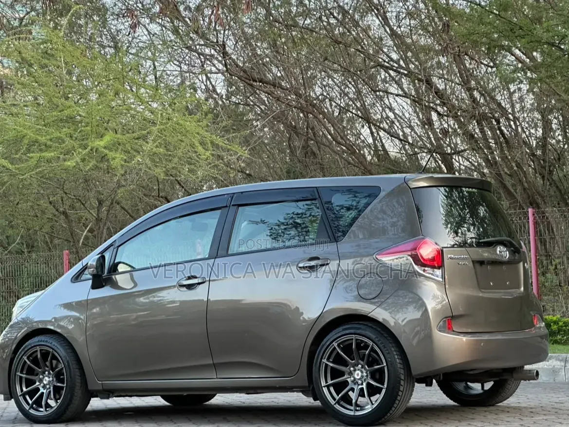 Toyota Ractis 2015 Gray