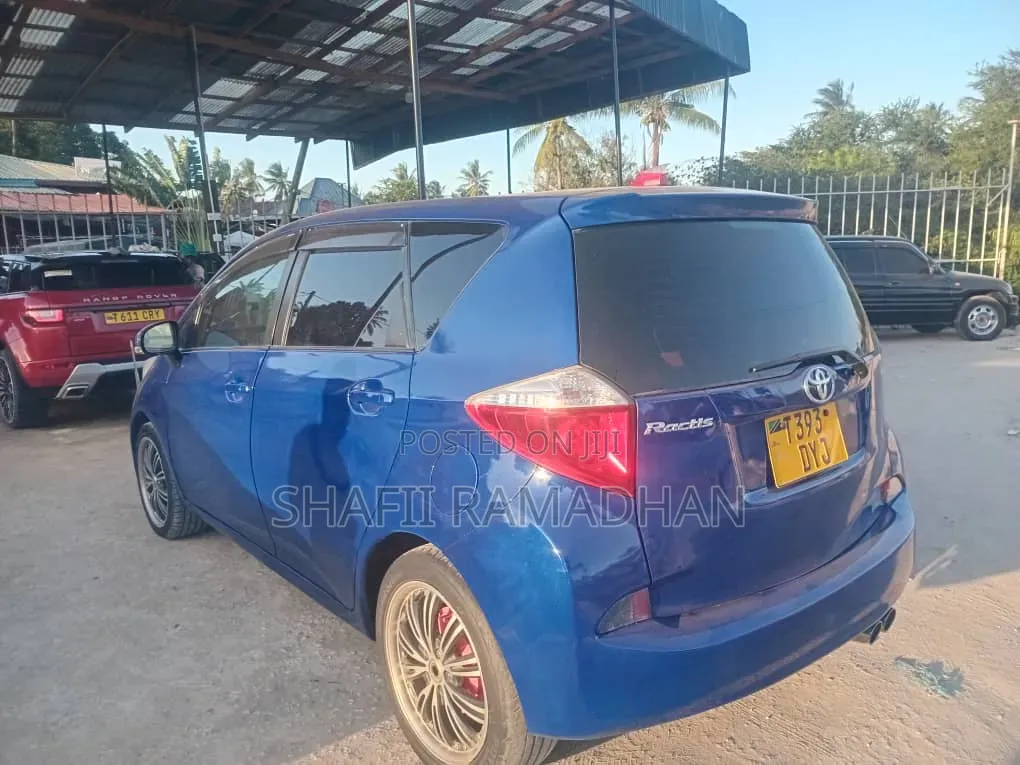 Toyota Ractis 2015 Blue