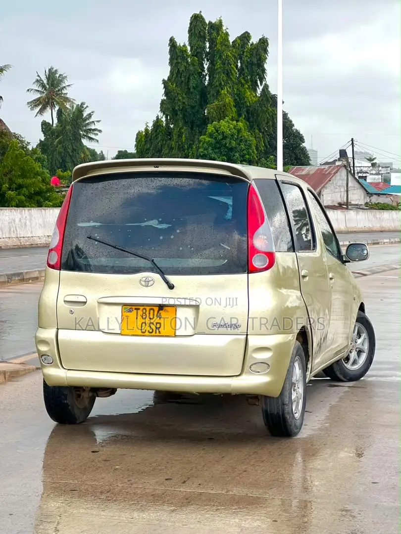 Toyota Fun Cargo 2004 Gold