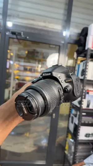 Nikon D5100 With 18-55mm Lens Video FULL HD 16.2mp Ina Screen