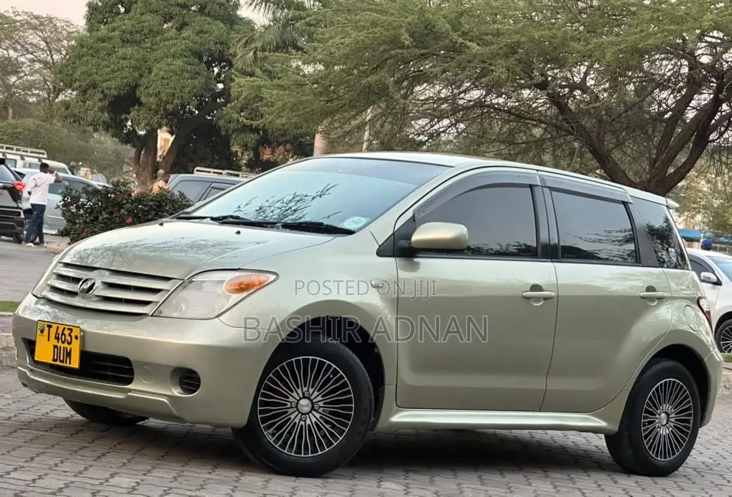 Toyota IST 2006 Green