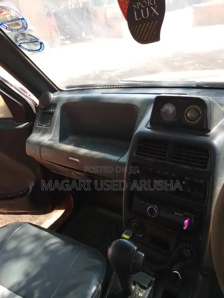 Suzuki Escudo 1997 Red