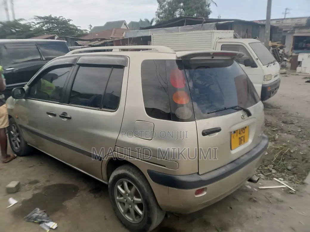 Toyota Raum 2001 Silver