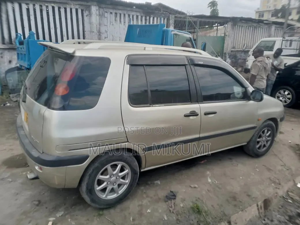 Toyota Raum 2001 Silver