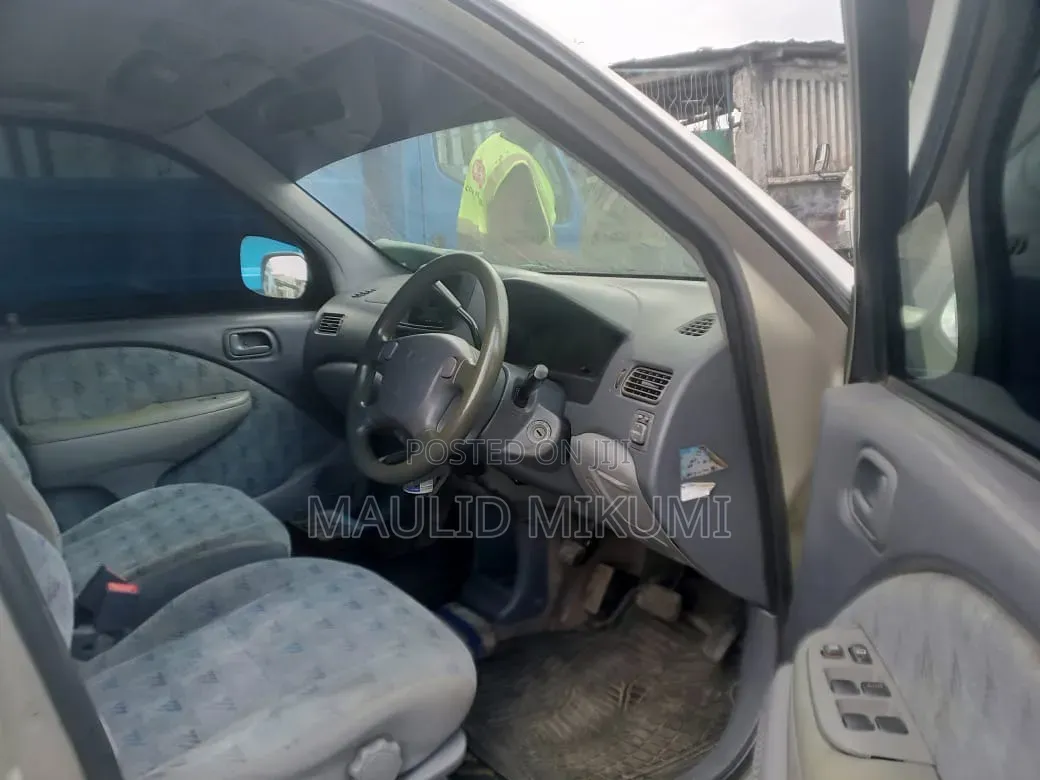 Toyota Raum 2001 Silver
